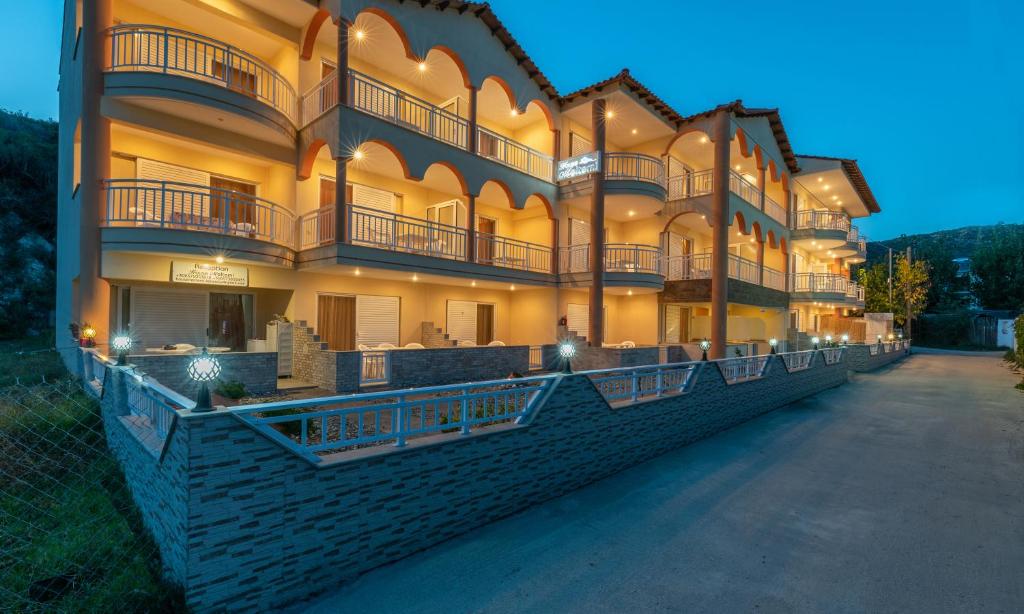 un gran edificio con balcones en un lateral en House Meltemi, en Kalamitsi