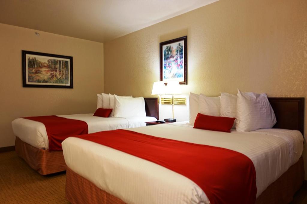 Postel nebo postele na pokoji v ubytování Gold Circle Inn