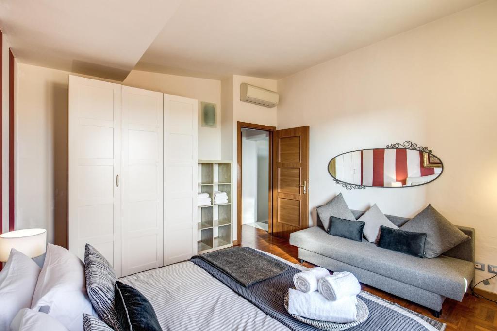 Posteľ alebo postele v izbe v ubytovaní AwesHomeItaly - Lungarno Bellavista Penthouse