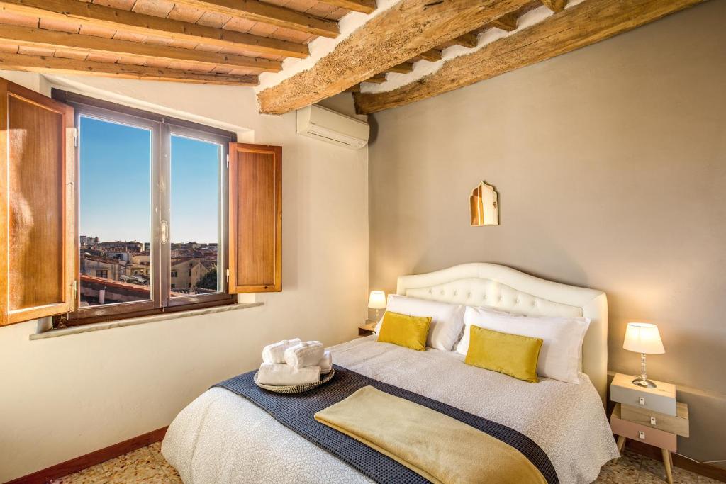 Posteľ alebo postele v izbe v ubytovaní AwesHomeItaly - Lungarno Bellavista Penthouse