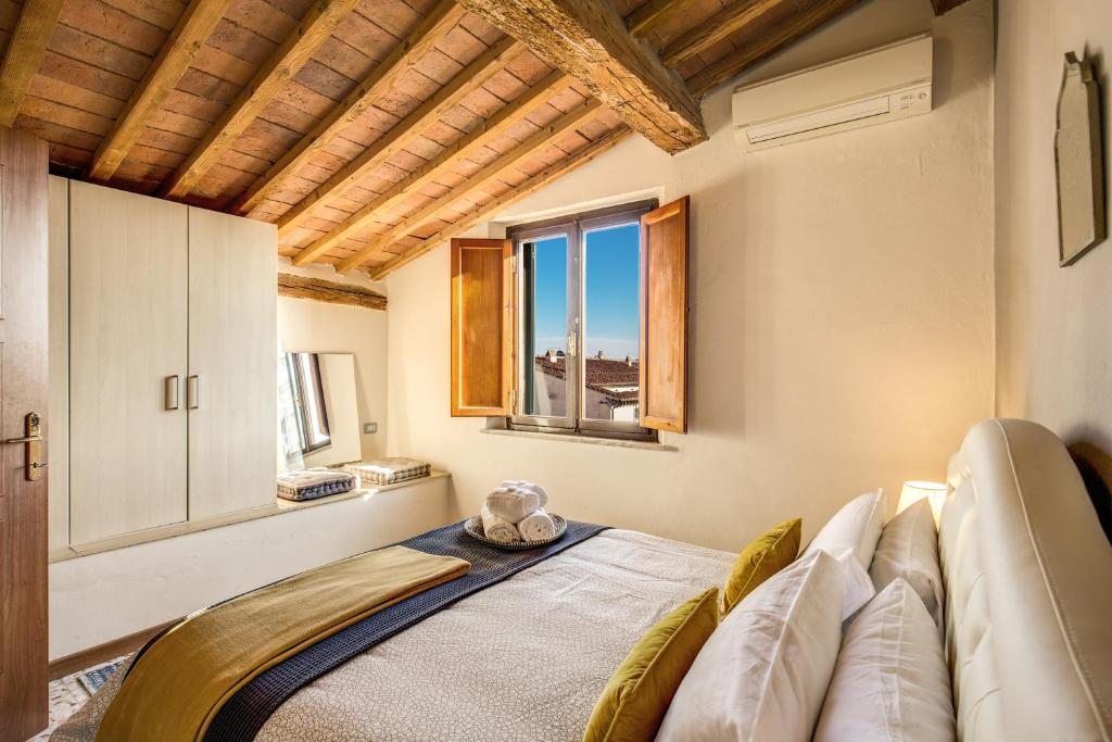 Posteľ alebo postele v izbe v ubytovaní AwesHomeItaly - Lungarno Bellavista Penthouse