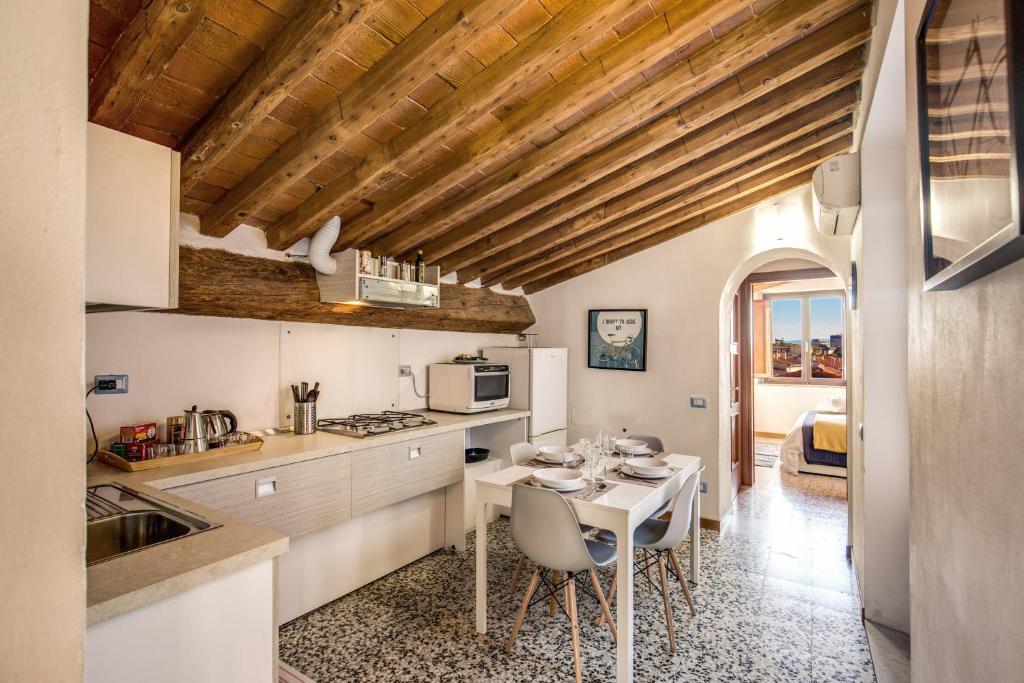 Kuchyňa alebo kuchynka v ubytovaní AwesHomeItaly - Lungarno Bellavista Penthouse
