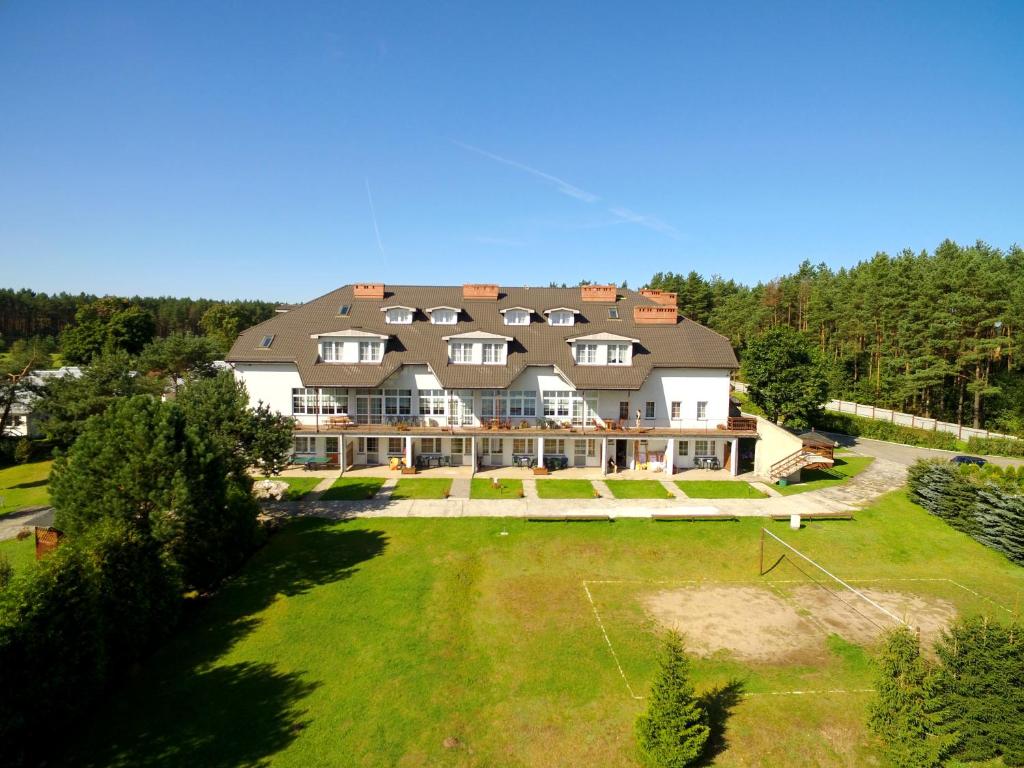 eine Luftansicht eines großen Hauses mit einem großen Hof in der Unterkunft Ośrodek Wczasowy BOBO in Koczała