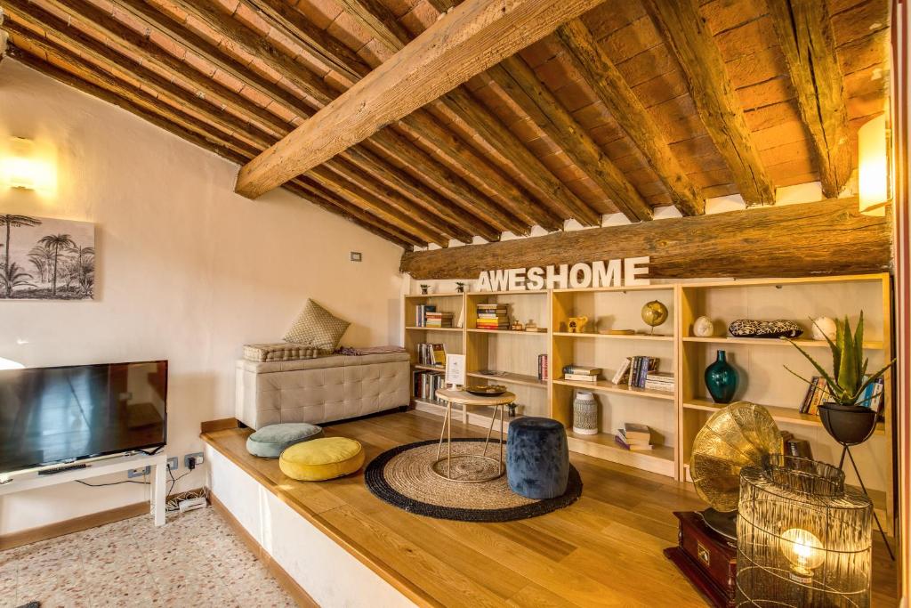 Televízia a/alebo spoločenská miestnosť v ubytovaní AwesHomeItaly - Lungarno Bellavista Penthouse
