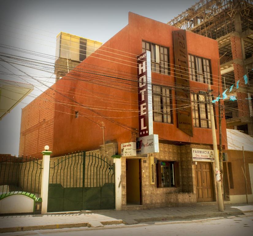 un edificio en la esquina de una calle en La Maison Martinet en Uyuni