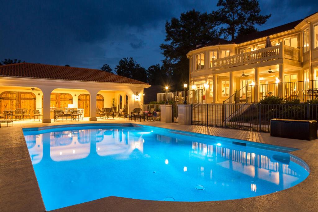 ein Schwimmbad vor einem Haus in der Nacht in der Unterkunft The Villa in Greensboro
