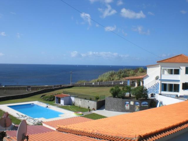 Blick auf ein Haus mit einem Pool in der Unterkunft Azores Residence in Pesqueiro