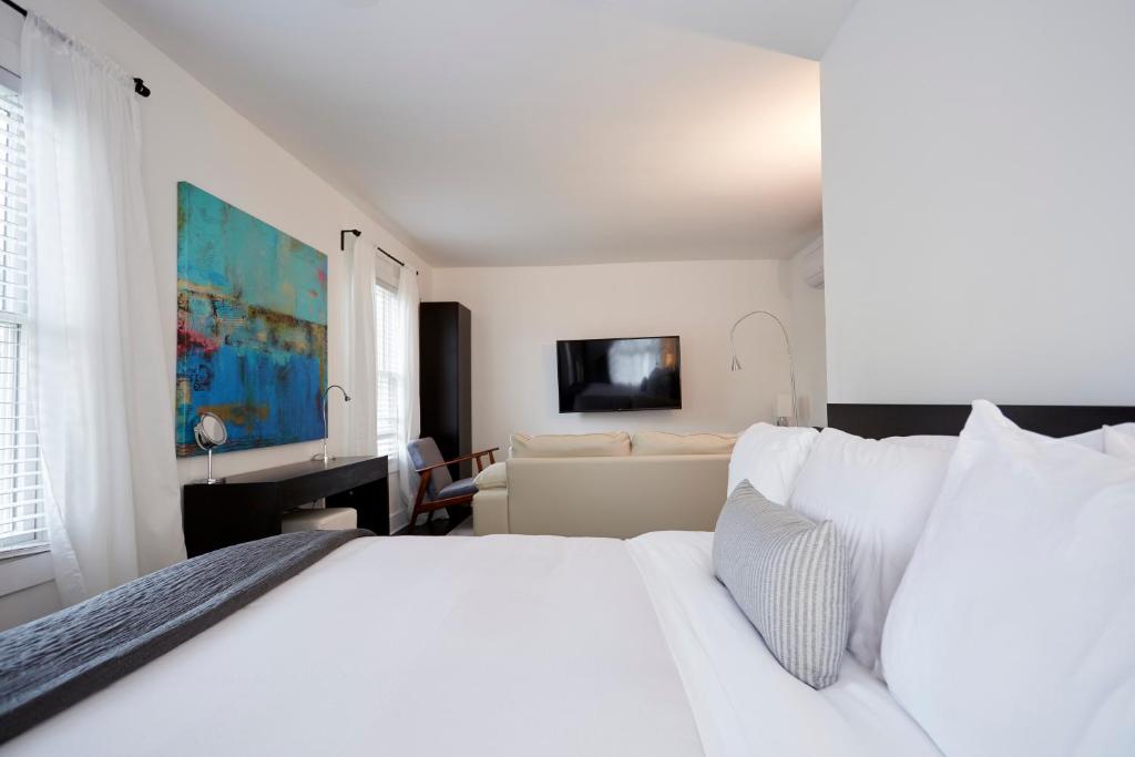 Uma cama ou camas num quarto em Station Inn Pawling