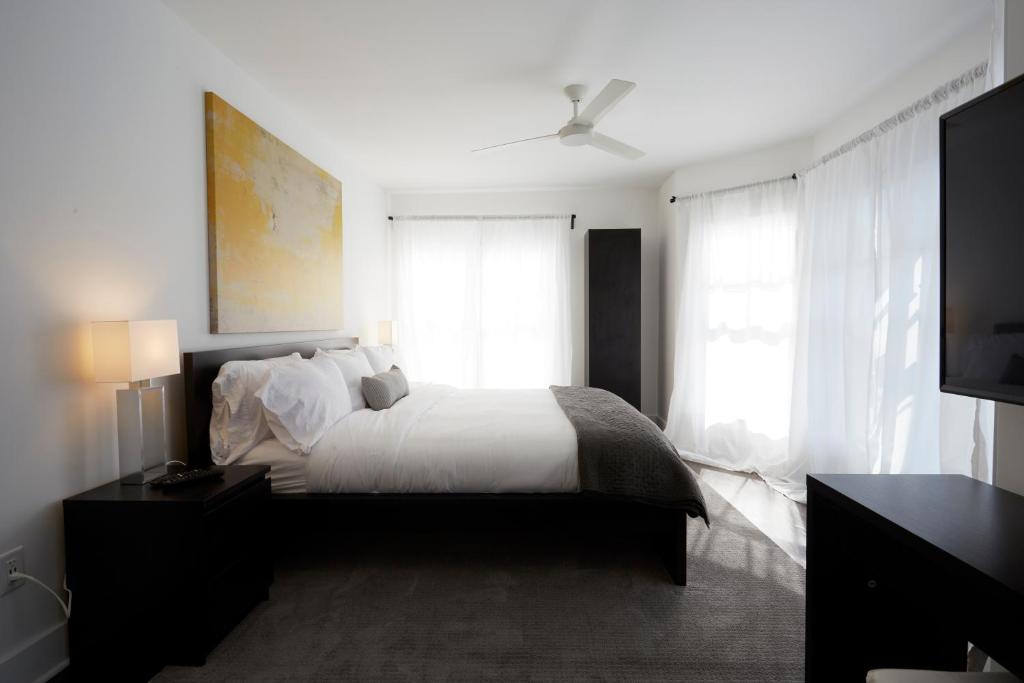 Uma cama ou camas num quarto em Station Inn Pawling