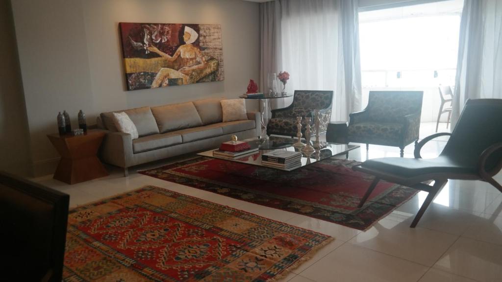 sala de estar con sofá y mesa en EXCELENTE APARTAMENTO 4 QUARTOS no RIO VERMELHO, en Salvador