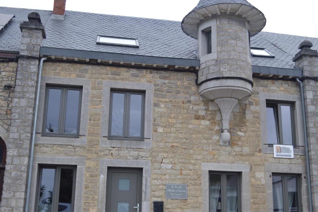 - un bâtiment en briques avec une cheminée sur le côté dans l'établissement la tourelle d’Achille leontine, à Rochefort