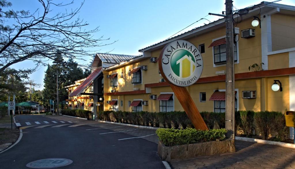 a hotel with a sign on the side of a road at Hotel Casa Amarela in Avaré