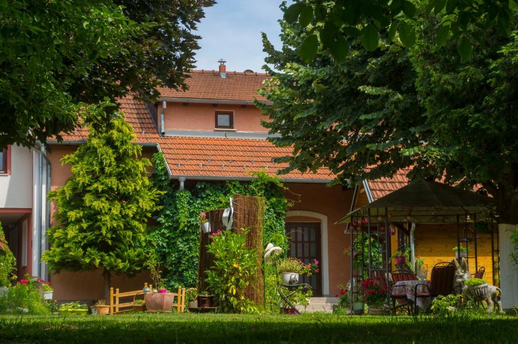ザグレブにあるApartments Suncaniの庭園とガゼボのある家