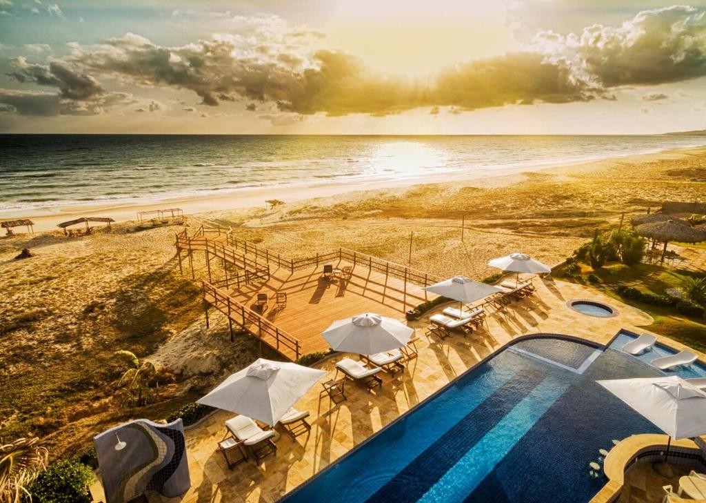 a view of a beach with a swimming pool and the ocean at Bruno Marambaia Charme Hotel in Beberibe