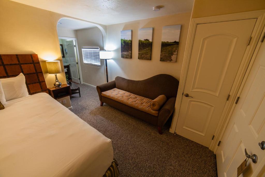 The Vendange Carmel Inn & Suites - Deluxe King Suite