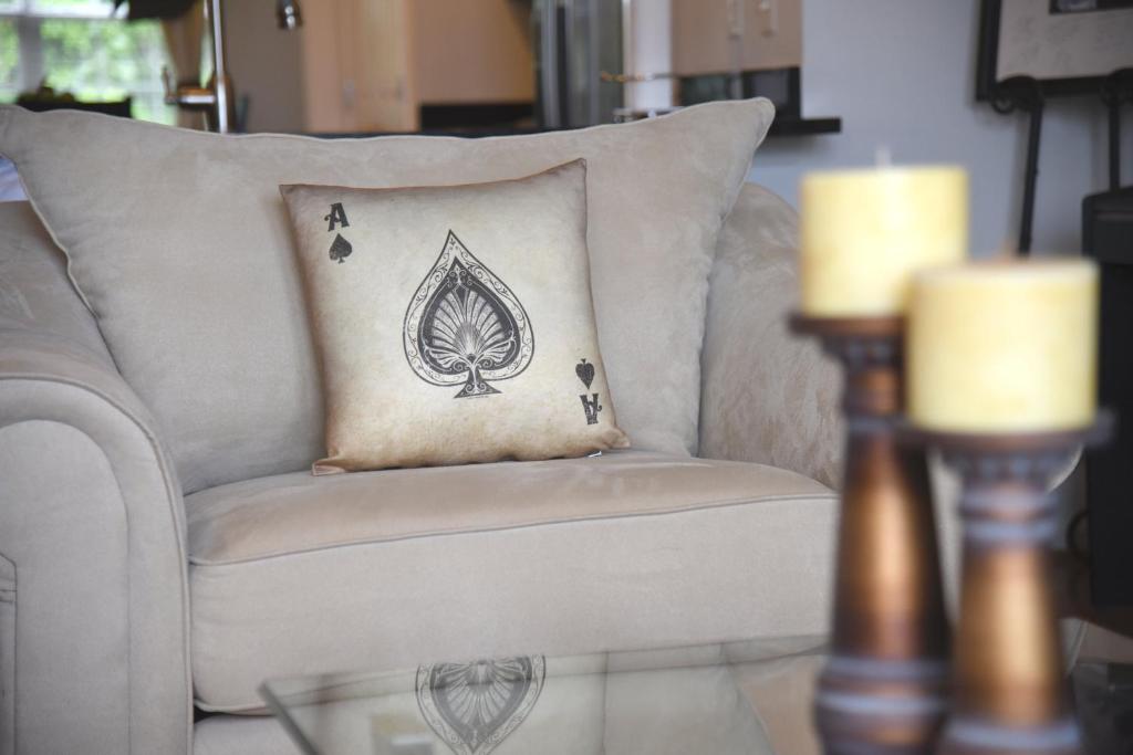 House of Cardz - comforts of home by LLOYD SUITES - Housity