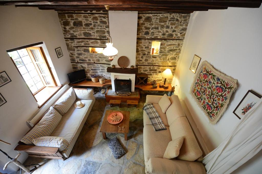 een woonkamer met een bank bij Aronia Stone House in Lafkos
