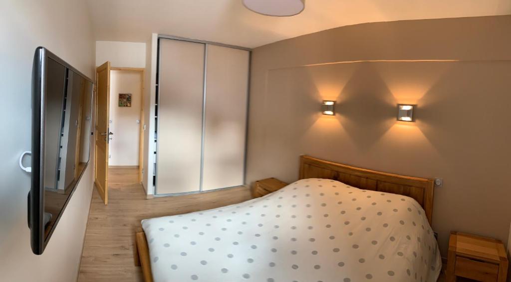 ヴァールにあるBoost Your Immo Chalet des Rennes 55 Prestigeのベッドルーム1室(ベッド1台、壁にテレビ付)