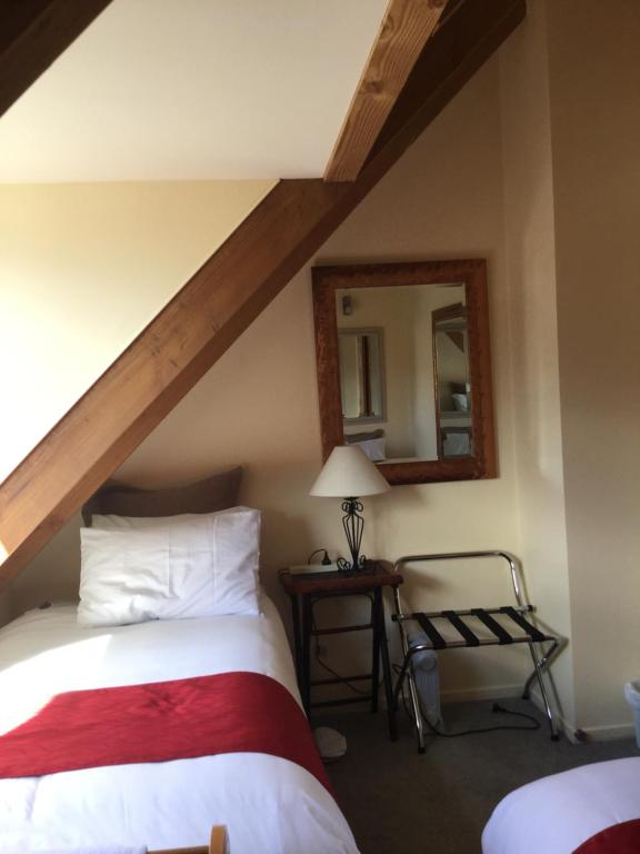 Postel nebo postele na pokoji v ubytování The Embassy B&B