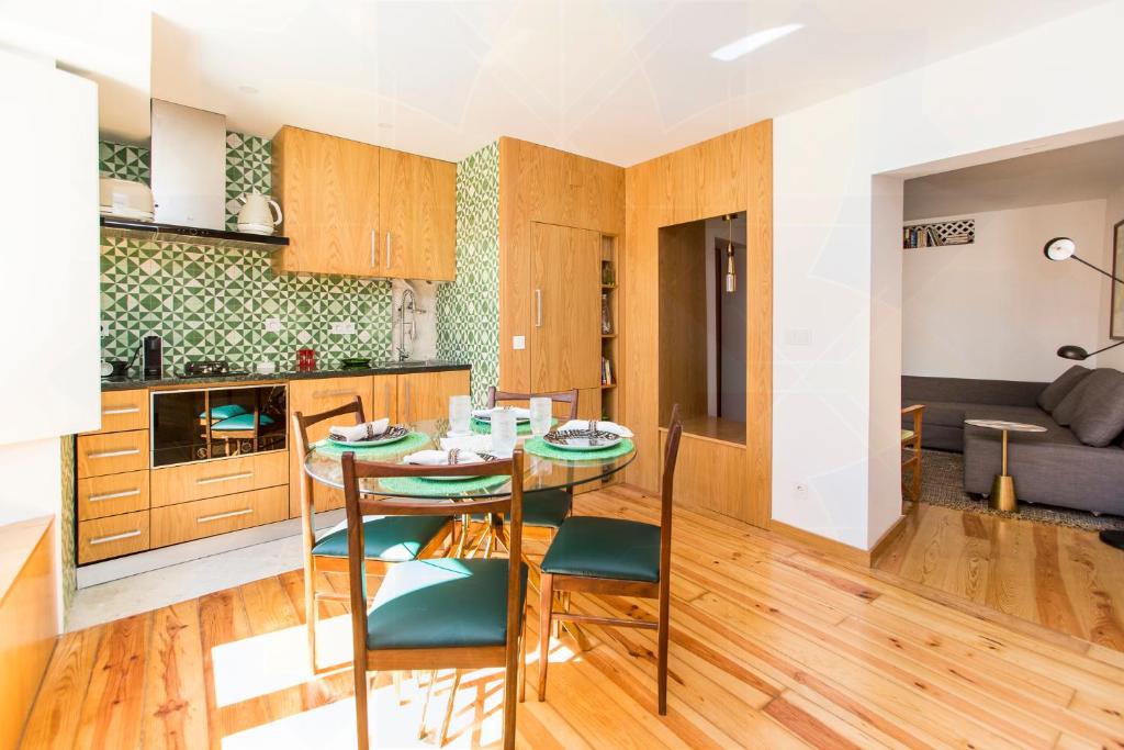 eine Küche und ein Wohnzimmer mit einem Tisch und Stühlen in der Unterkunft Alfama Historical Apartment in Lissabon