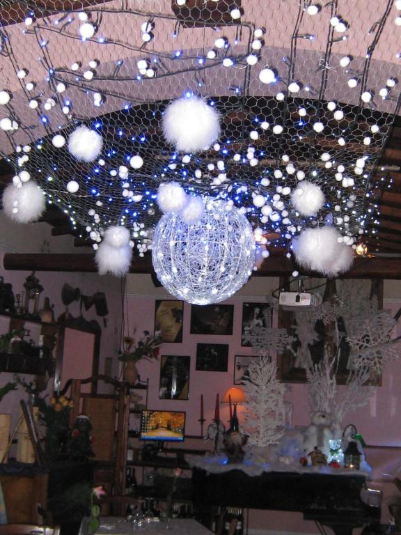 żyrandol ze światłami wiszącymi na suficie w obiekcie Locanda della Bottega w mieście Fisciano