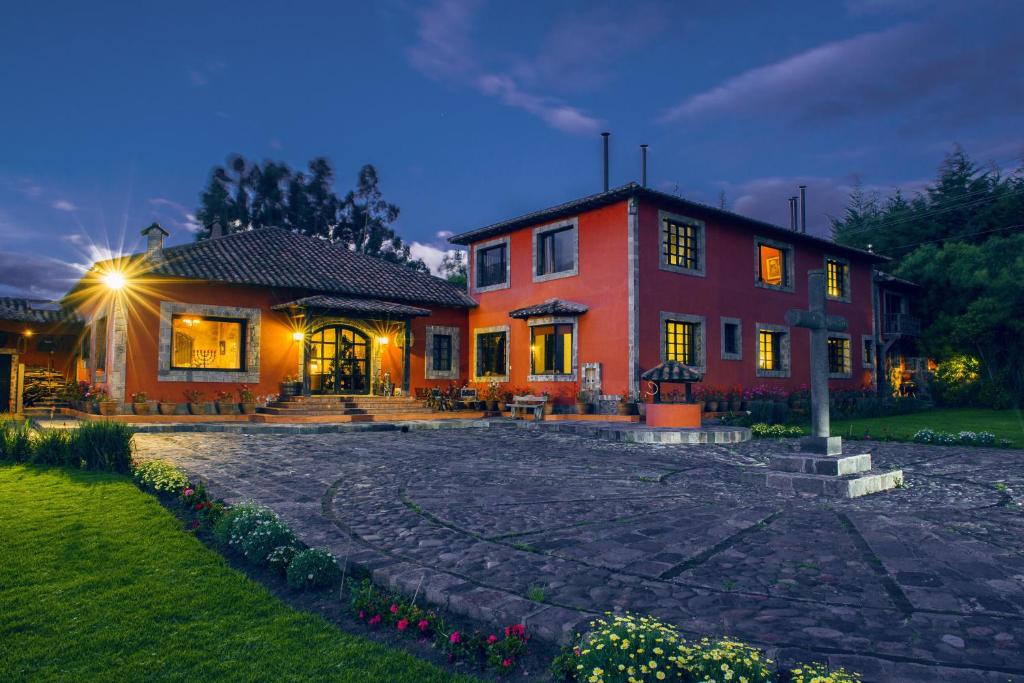 Hacienda Hato Verde في Mulaló: منزل أمامه ممر حجري
