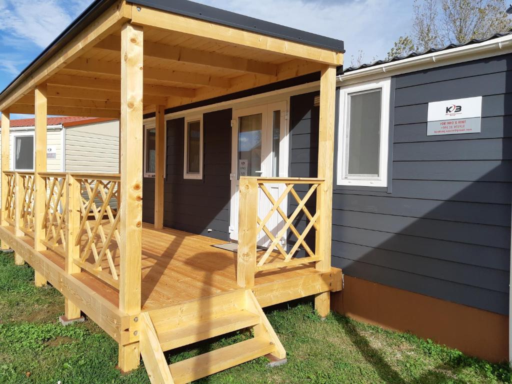 una terraza de madera en una casa pequeña en Terme Čatež - Sonce, en Čatež ob Savi