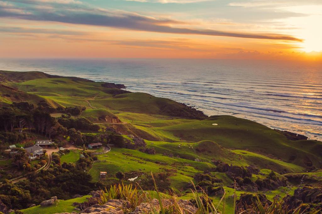 - une vue aérienne sur un parcours de golf sur l'océan dans l'établissement Te Hapu Coastal Cottages, à Collingwood