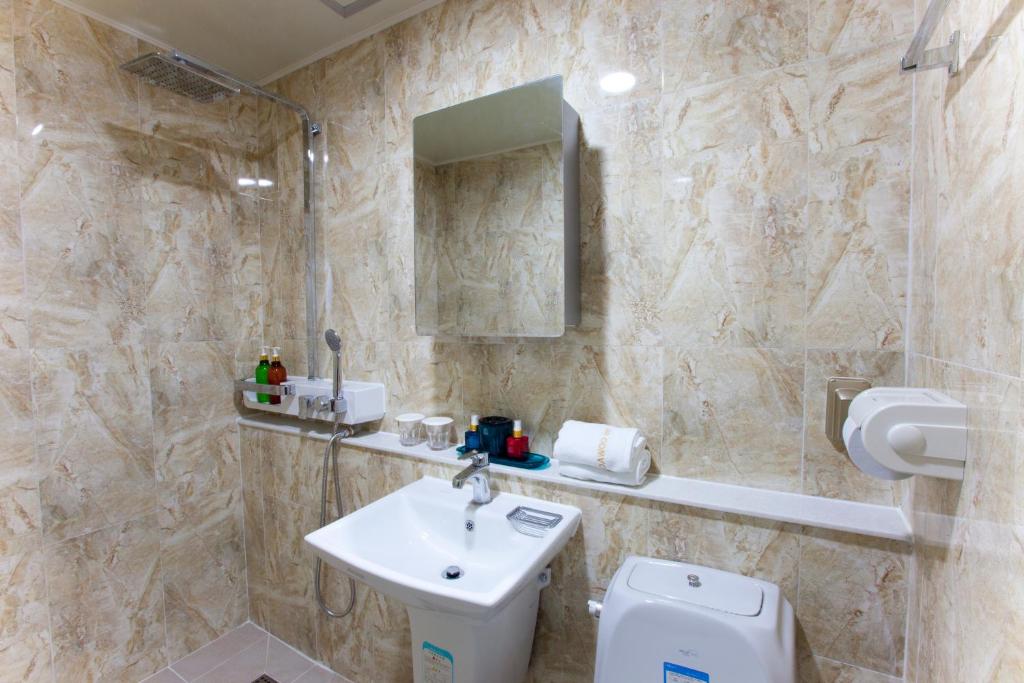 uma casa de banho com um lavatório e um WC em Hotel Daewoo Inn em Seul