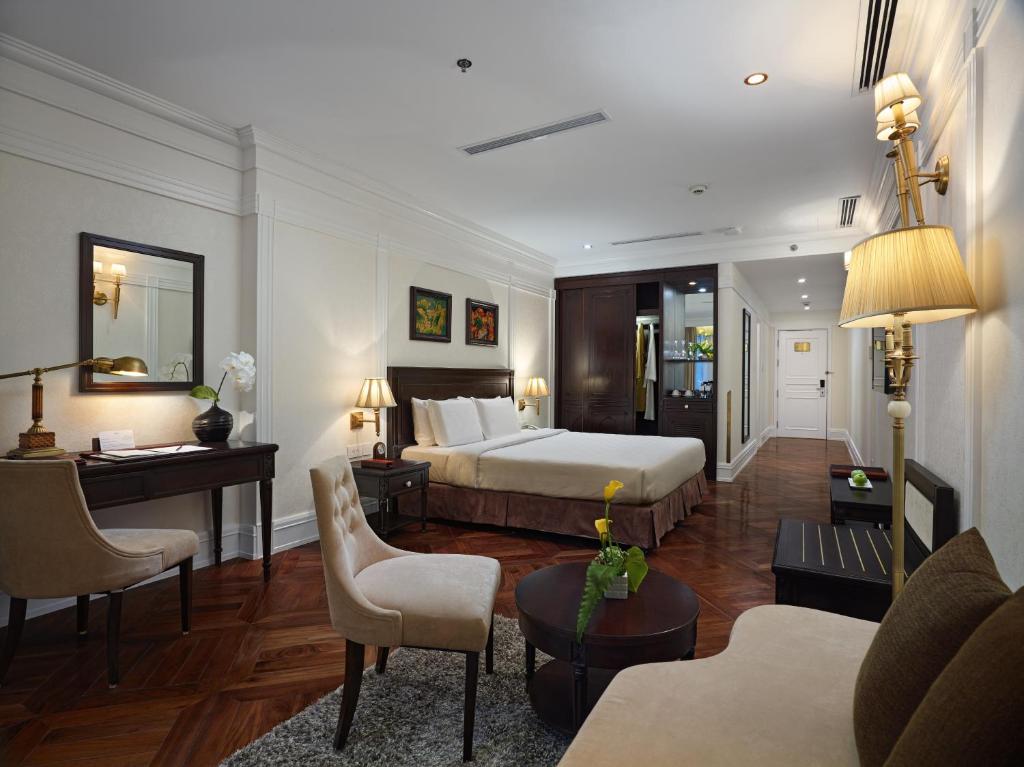 Postel nebo postele na pokoji v ubytování Silk Path Boutique Hanoi