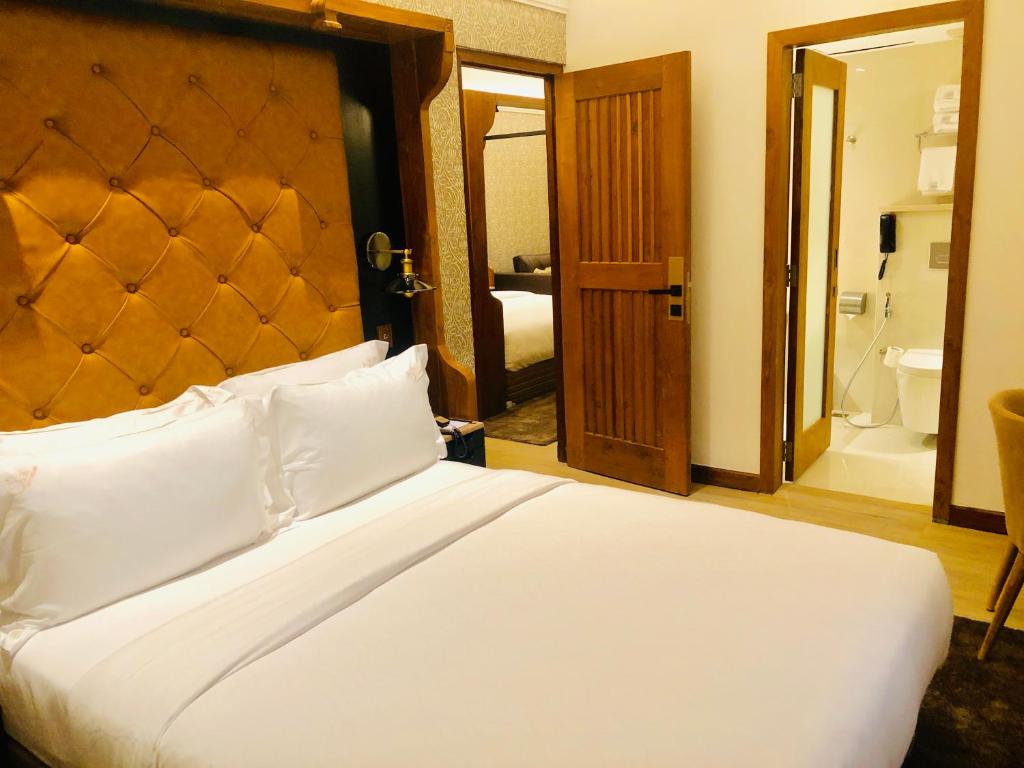 Postel nebo postele na pokoji v ubytování The Radh Hotel