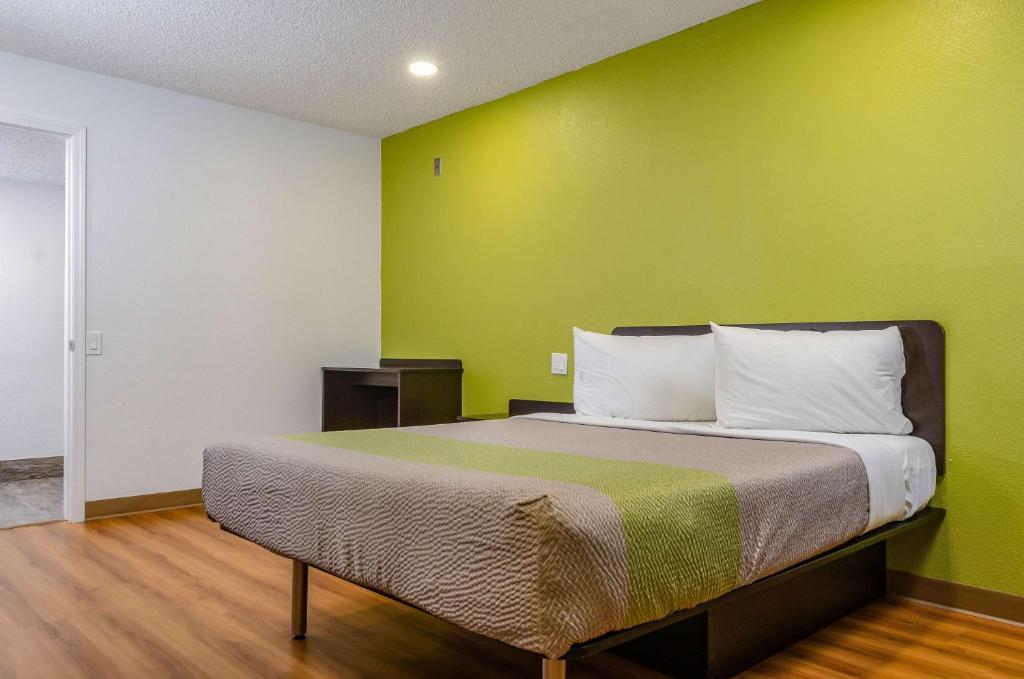 Motel 6-Fresno, CA - Yosemite Hwy - Sala Queen - Acesso à Invalidez - Não Fumante