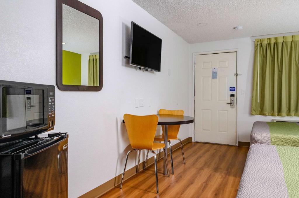 Motel 6-Fresno, CA - Yosemite Hwy - Deluxe King Room - Non-fumeur