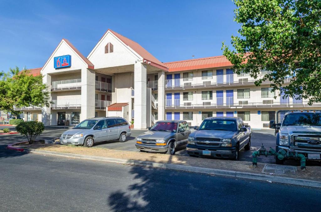 a hotel with cars parked in front of a building at Studio 6-Fresno, CA - Extended Stay in Pinedale