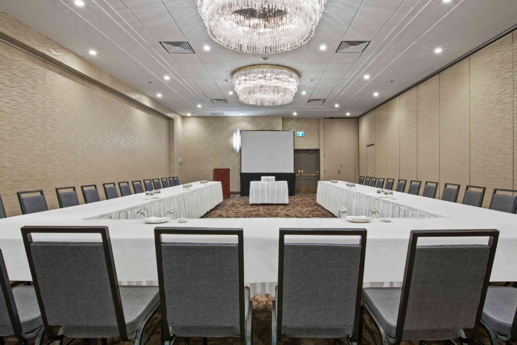 Best Western Premier Calgary Plaza Hotel & Conference Centreにあるビジネスエリアまたは会議室