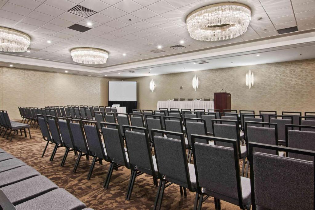 Best Western Premier Calgary Plaza Hotel & Conference Centreにあるビジネスエリアまたは会議室