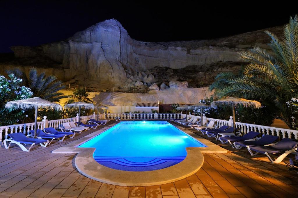 Bazén v ubytování Apartamentos Oasis de las Palmeras nebo v jeho okolí