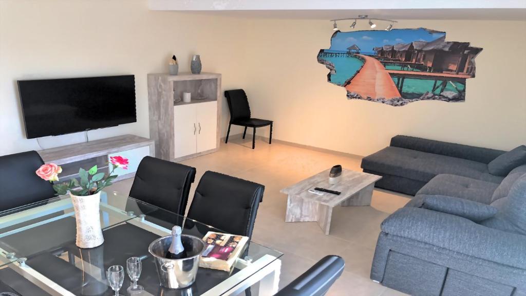 Televízia a/alebo spoločenská miestnosť v ubytovaní Espectacular Chalet Adosado de lujo "Bienvenido al Paraíso"