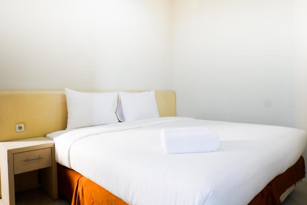 Katil atau katil-katil dalam bilik di Comfy 1BR Twin Tower Apartment By Travelio