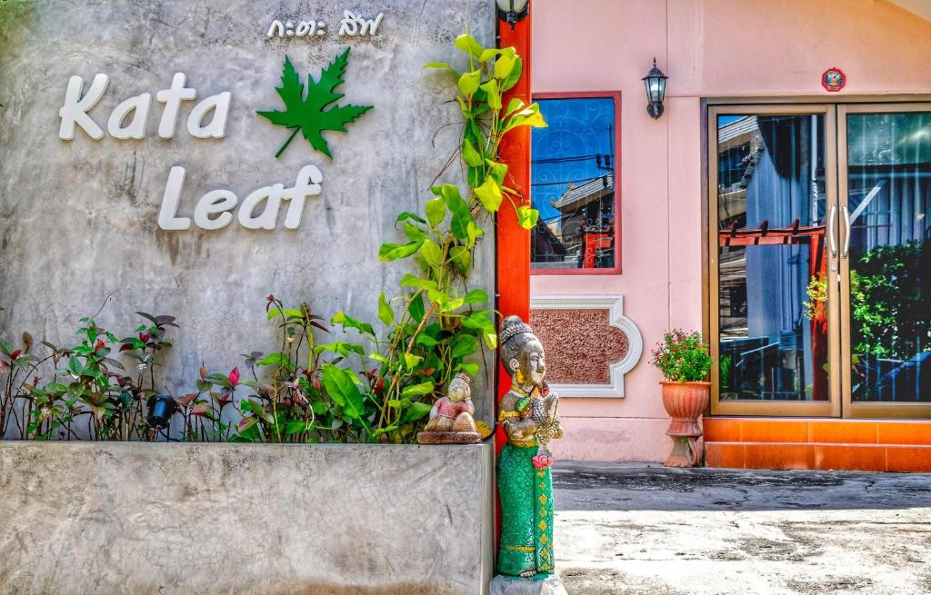 um hidrante colorido em frente a um edifício em Kata Leaf Resort Phuket - SHA Extra Plus em Praia de Kata