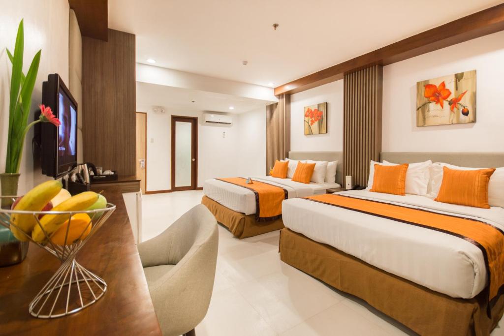 ein Hotelzimmer mit 2 Betten und einem Schreibtisch in der Unterkunft Jony's Beach Resort in Boracay