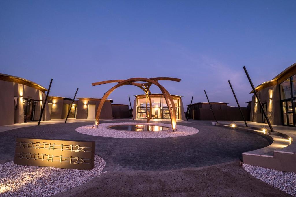 ein Gebäude mit einem großen Kreis in der Mitte in der Unterkunft The Desert Grace in Solitaire