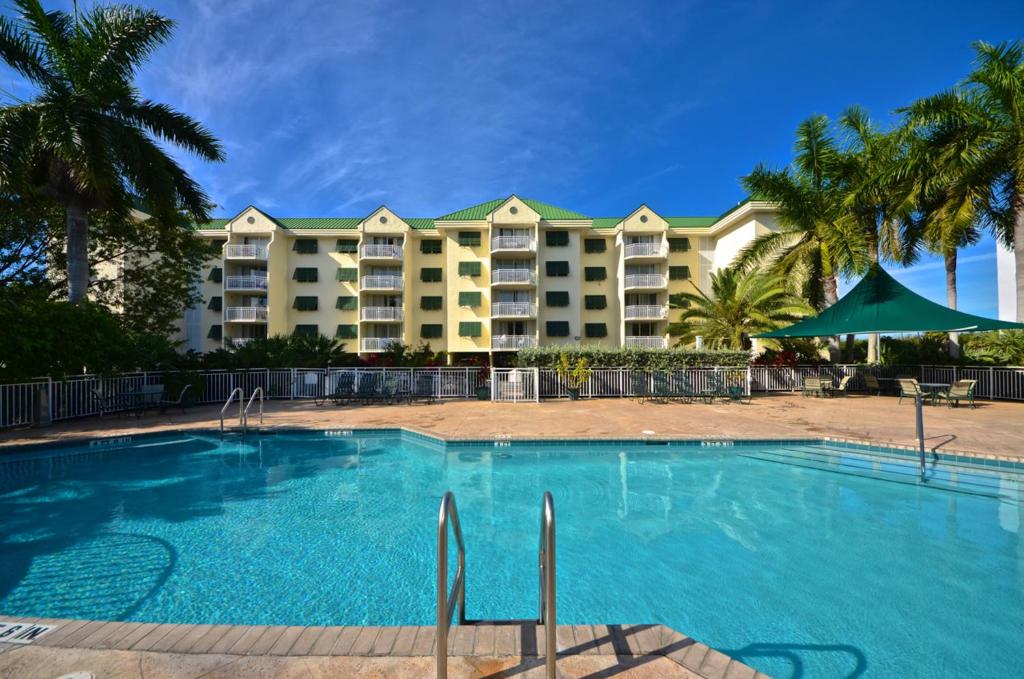 Bazén v ubytování Sunrise Suites Barbados Suite #204 nebo v jeho okolí
