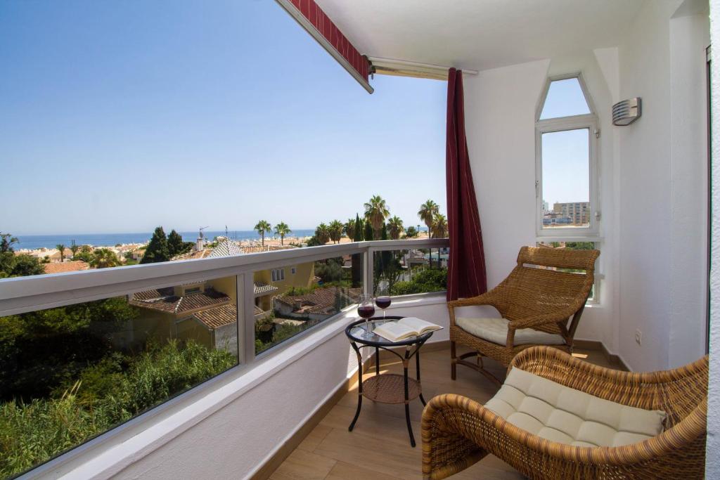 トレモリノスにあるVistamarina A 401 by IVI Real Estateの海の景色を望むバルコニー(椅子付)