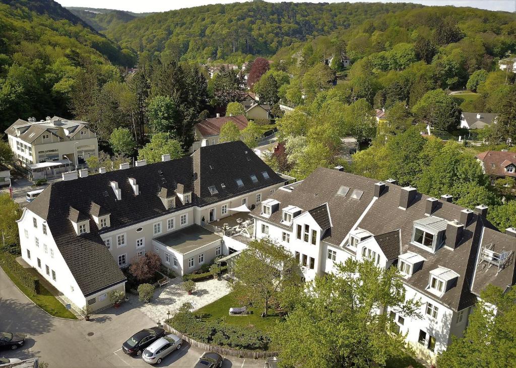 an aerial view of a large house in a town at Hotel Restaurant Höldrichsmühle in Hinterbrühl