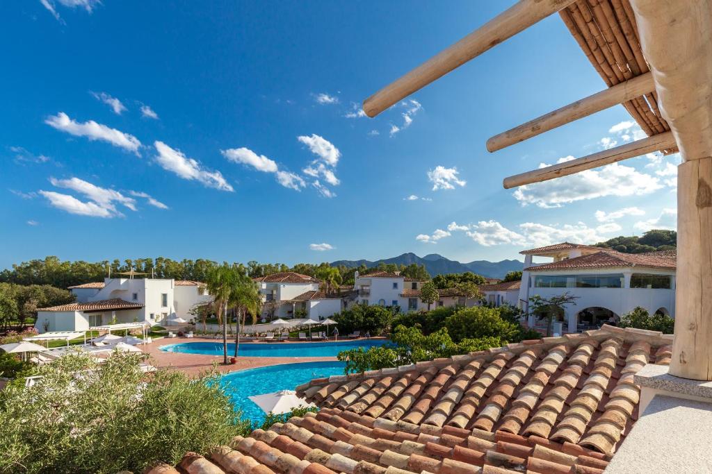 een uitzicht op een resort met een zwembad en gebouwen bij Corte Bianca - Adults Only & SPA - Bovis Hotels in Cardedu