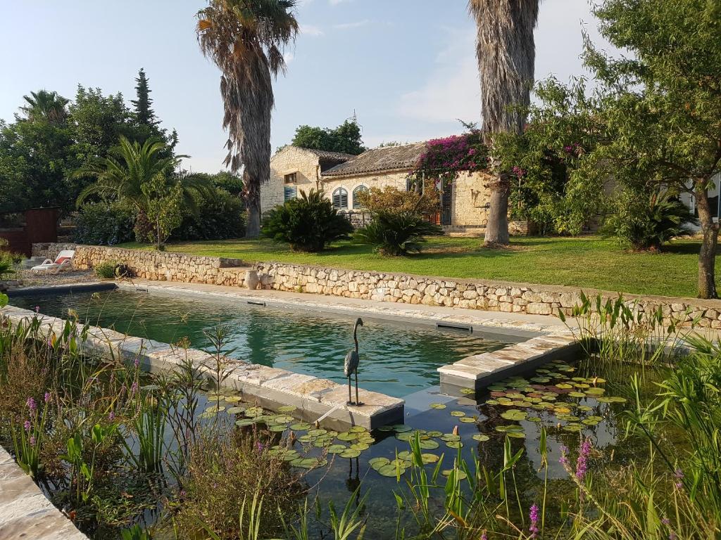 een zwembad voor een huis met een tuin bij Case Brizza in Casale Zappulla