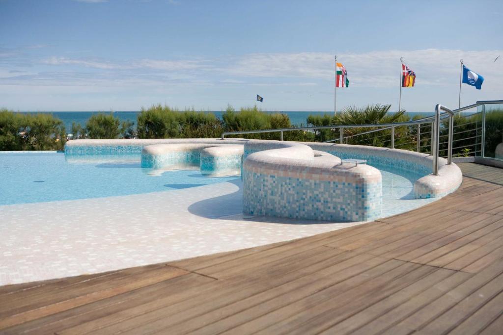 Bazén v ubytování Luxury Caravan at Union Lido nebo v jeho okolí