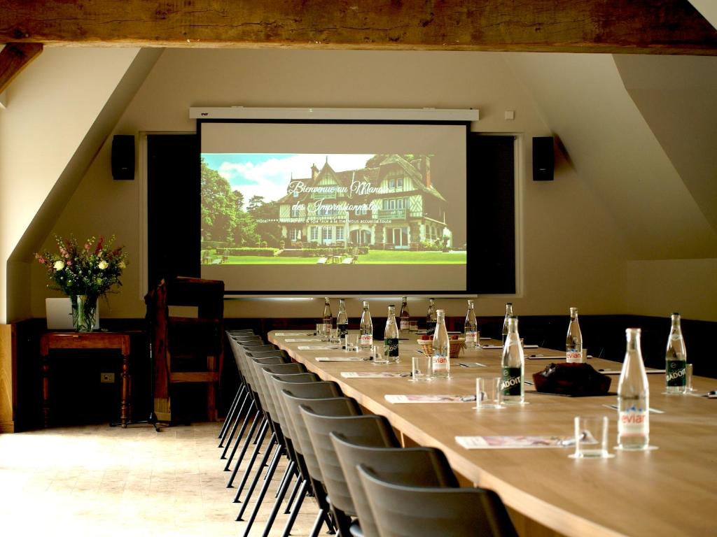 TV a/nebo společenská místnost v ubytování Le Manoir des Impressionnistes - Bord de Mer