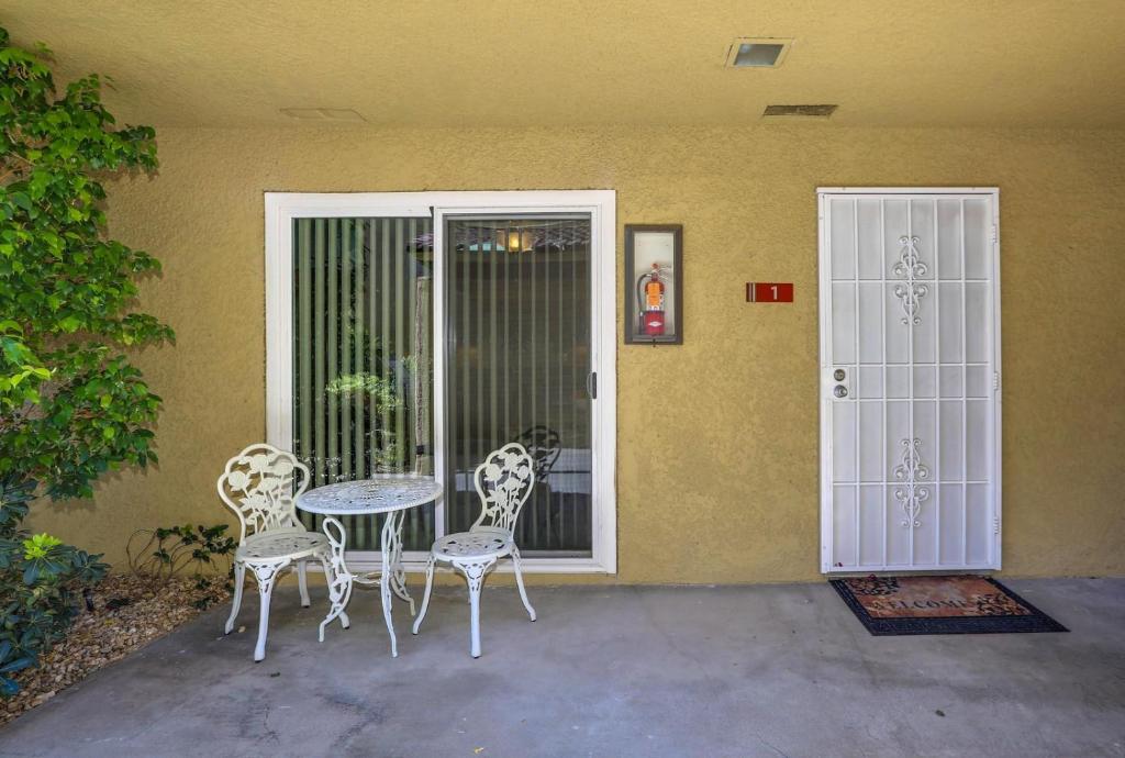 un patio con mesa y sillas junto a una puerta en Hidden Oasis 7 Day Minimum, en Palm Springs